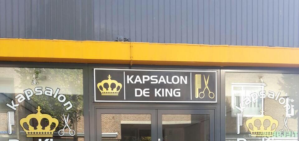 De gevel van Kapsalon De King met de gouden kroon, kam en schaar