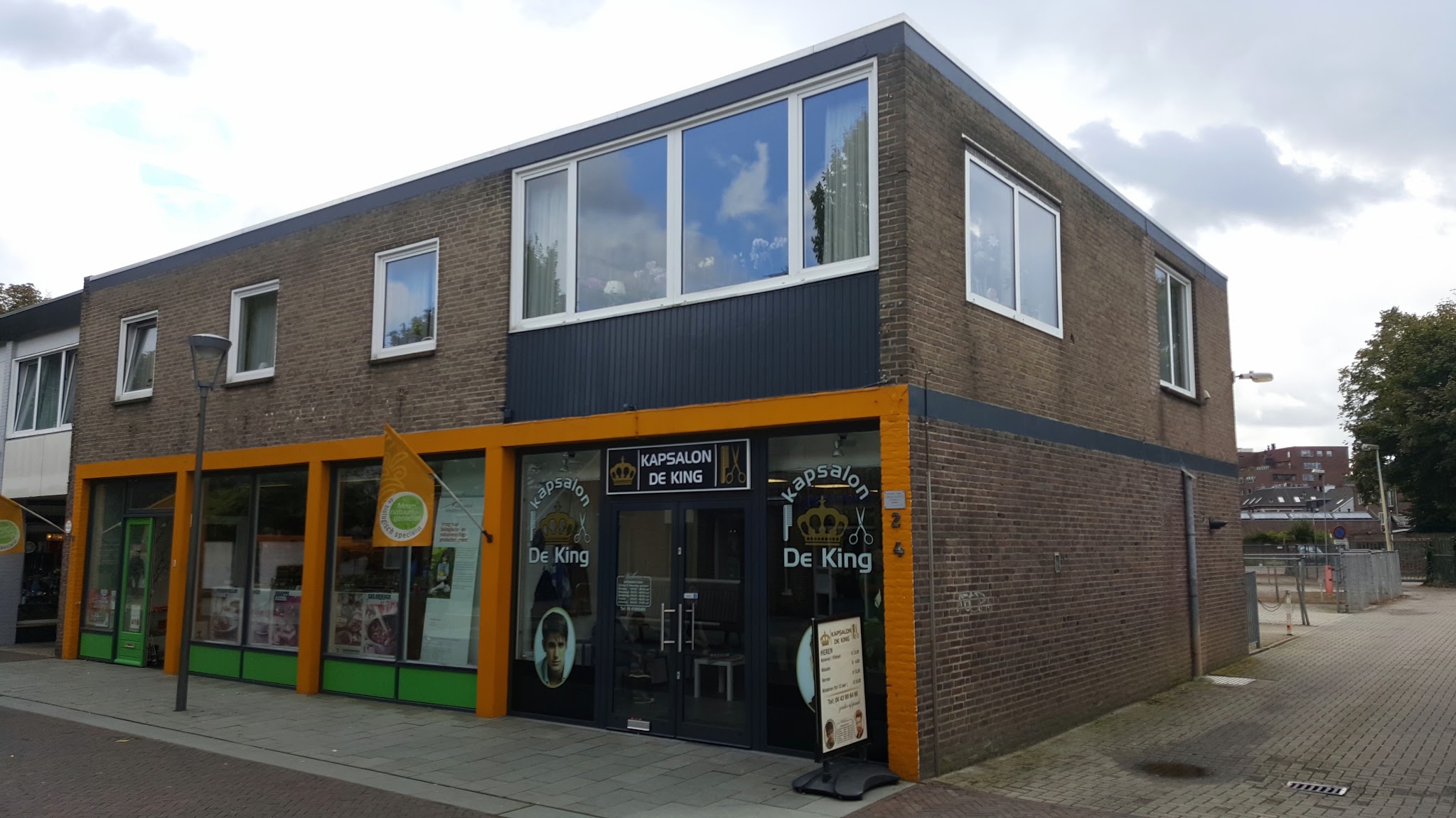 Kapsalon De King op de hoek van de Poststraat in Venray